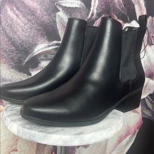 NWT Ellie Chelsea Boots